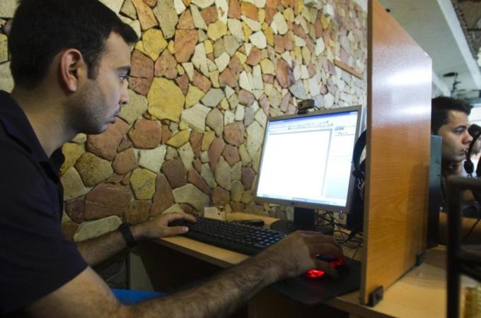 To match Feature IRAN-INTERNET/