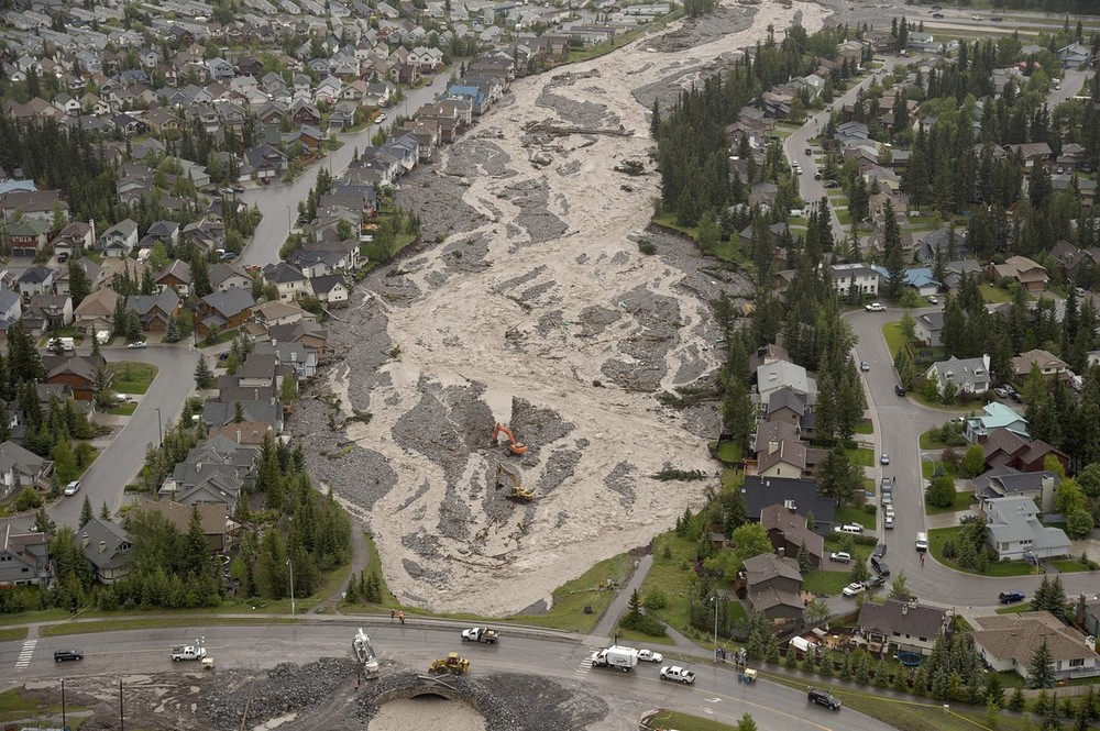 Calgary empties as it fills up with flood waters