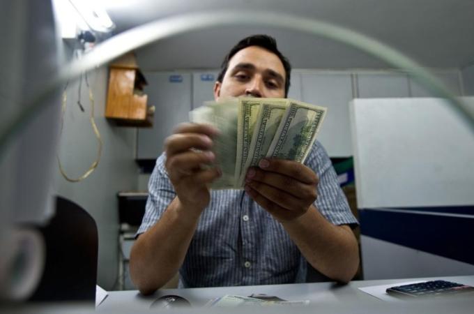 INDIA-ECONOMY-FOREX