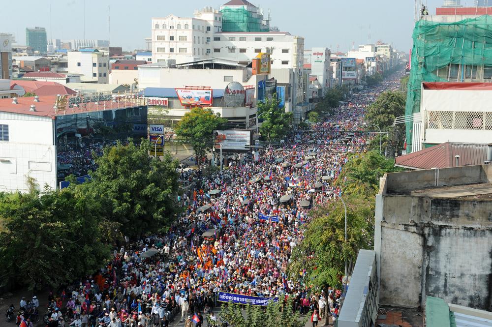 <p>Hundreds of thousands of Cambodian National Rescue supporters march through the streets of Phnom Penh on December 29, demanding that Prime Minister Hun Sen step down</p>