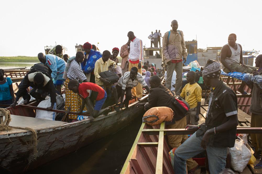 <p>Thousands of people arrive in Mingkaman every day, travelling by boat from Bor.</p>