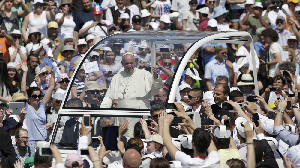 Pope Francis asked Bosnians on Saturday to oppose the