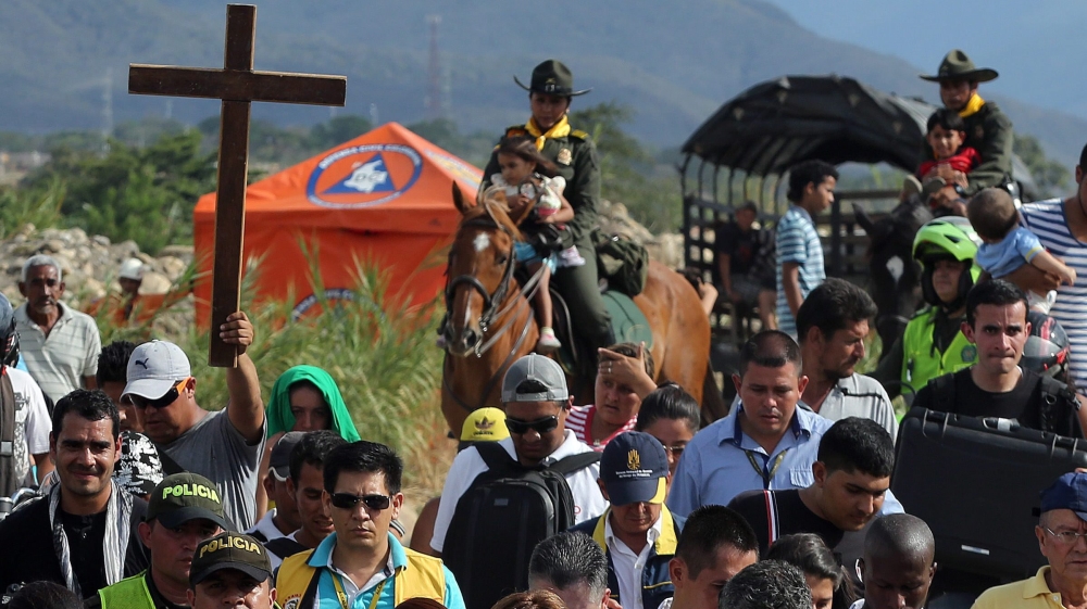 Colombian ministers meet with Colombian deported from Venezuela at border post