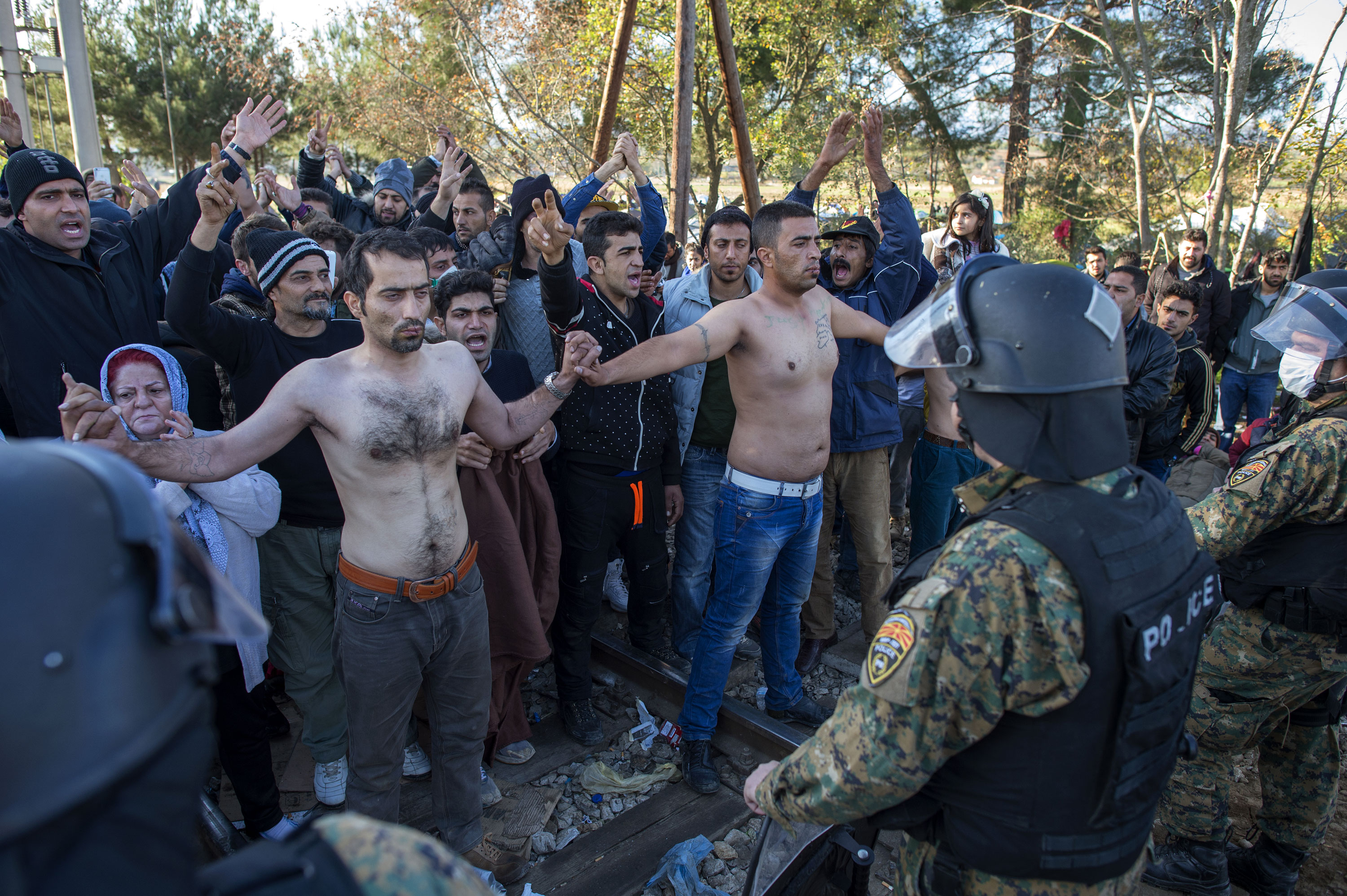 Refugees sew lips in Greece-Macedonia border protest