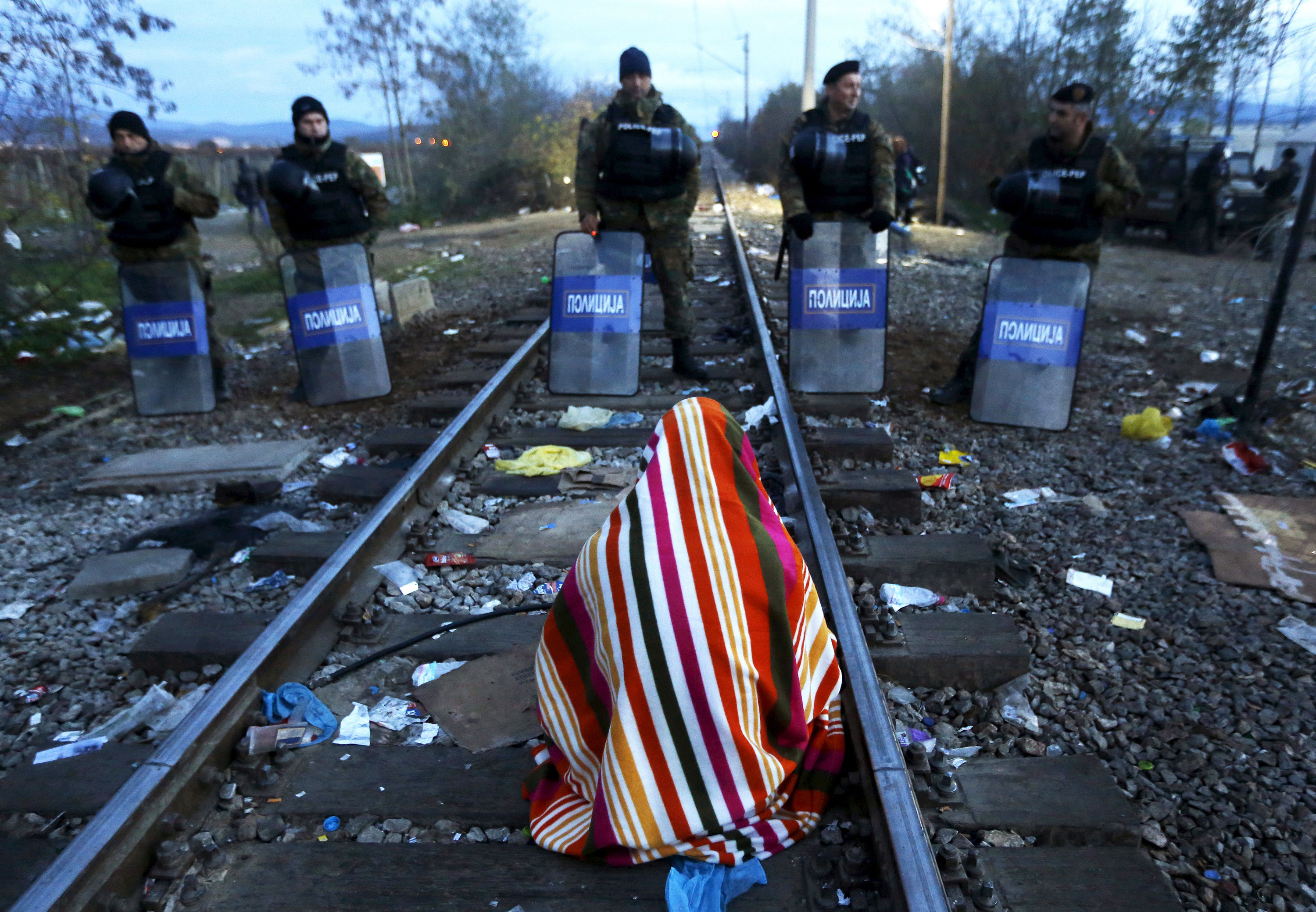 Refugees sew lips in Greece-Macedonia border protest