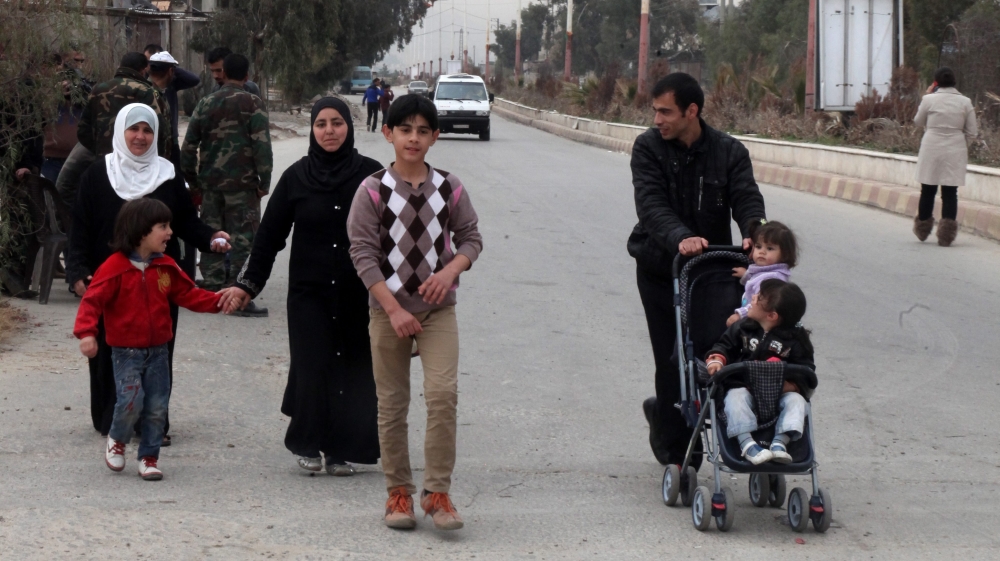 Syrians return to Moadamiya suburb