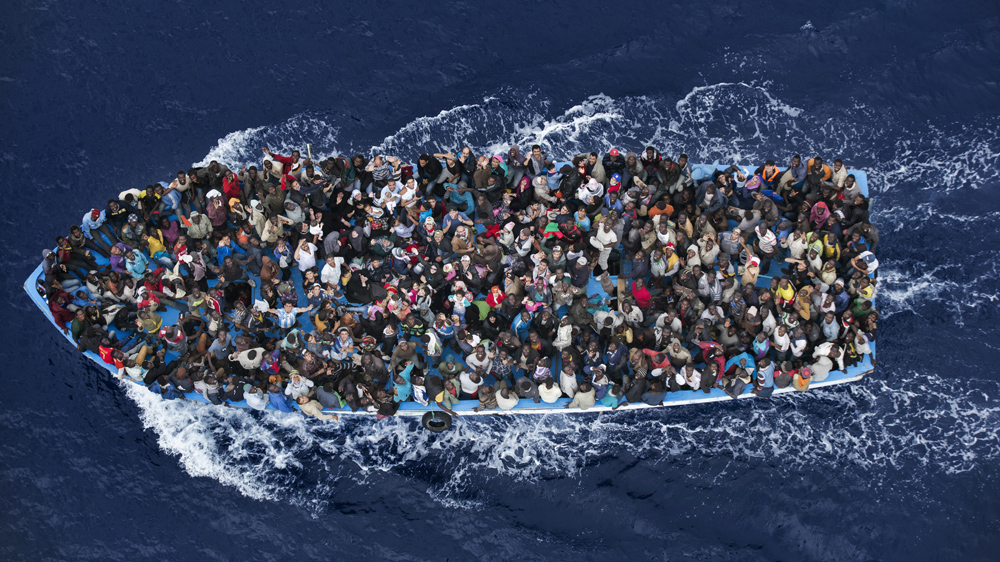 shipwrecked people are rescued
