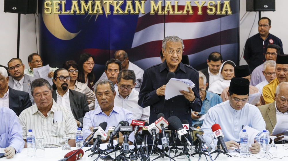 Former Malaysian Prime Minister signs anti-Najib declaration