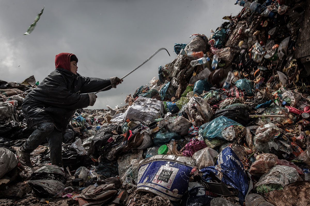 Please Do Not Use/ Iraqi children end up working in a landfill