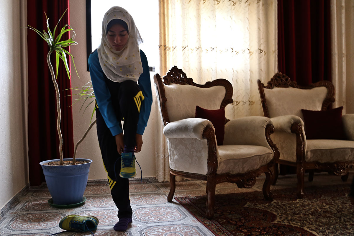 Gaza teen girl runs for freedom/ Please Do Not use