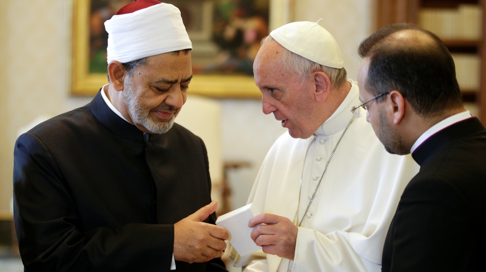Pope Francis exchanges gifts with Sheikh Ahmed Mohamed el-Tayeb, Egyptian Imam of al-Azhar Mosque, at the Vatican