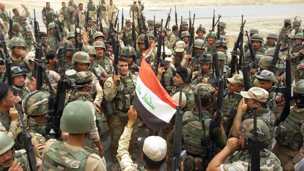 Iraqi soldiers chant slogans against ISIL fighters during a military operation as a part of a military campaign to liberate Mosul [EPA]