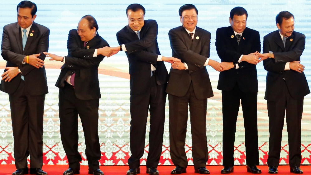 Leaders pose for photo during ASEAN-China Summit in Vientiane