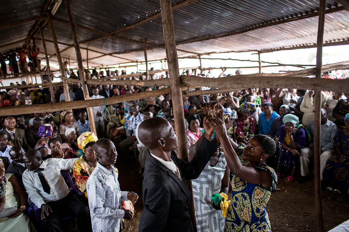 Congolese mass marriage / Please Do Not Use