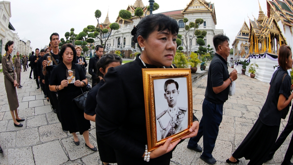  Ten thousand people will be allowed to pay their respects to the king every day for two weeks [Jorge Silva/Reuters]