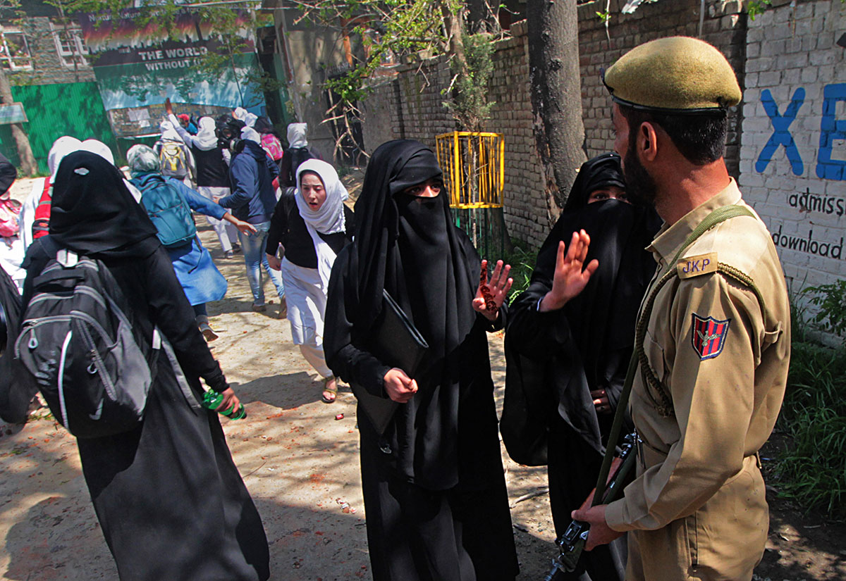 Kashmiri girls on the front lines/ Please Do Not Use