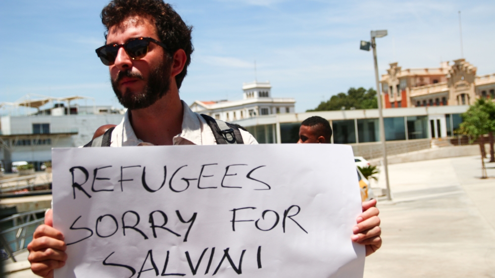 Spanish civil society welcomes refugees.