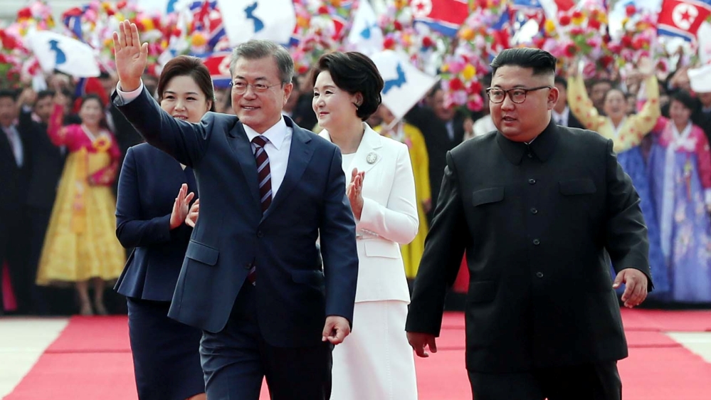 South Korean President Moon Jae-in and North Korean leader Kim Jong Un attend an official welcome ceremony at Pyongyang Sunan International Airport