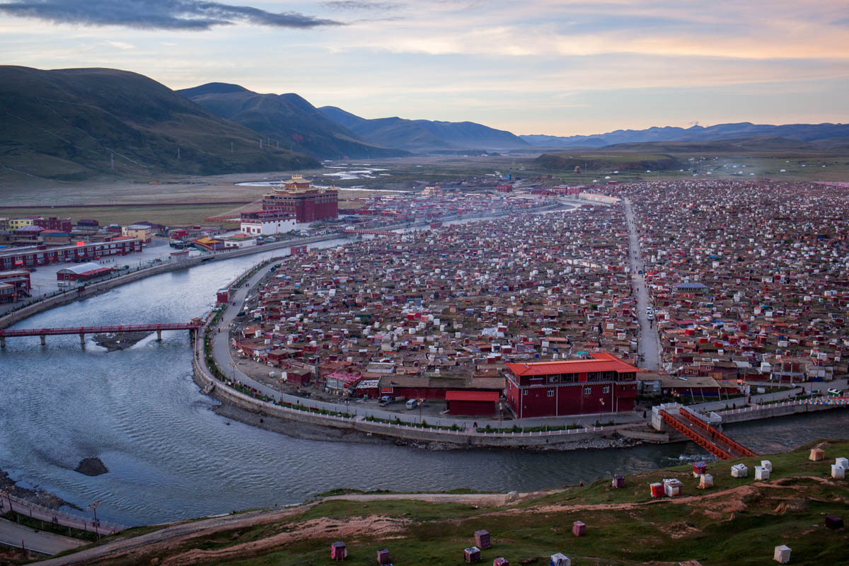 Yarchen Gar:  The mountain monastery