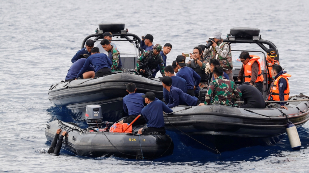 Rescue team members prepare to dive at the location where Lion Air flight JT610 crashed into the sea, in the north coast of Karawang regency, West Java province Indonesia,