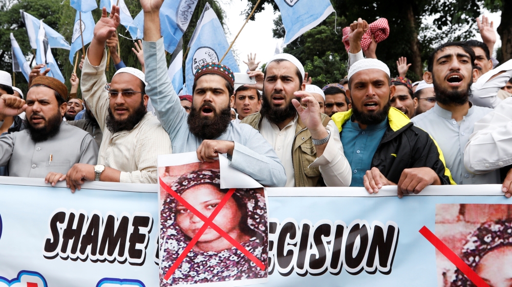 Pakistan: Supporters chant slogans during a protest after the Supreme Court overturned the conviction of a Christian woman sentenced to death for blasphemy
