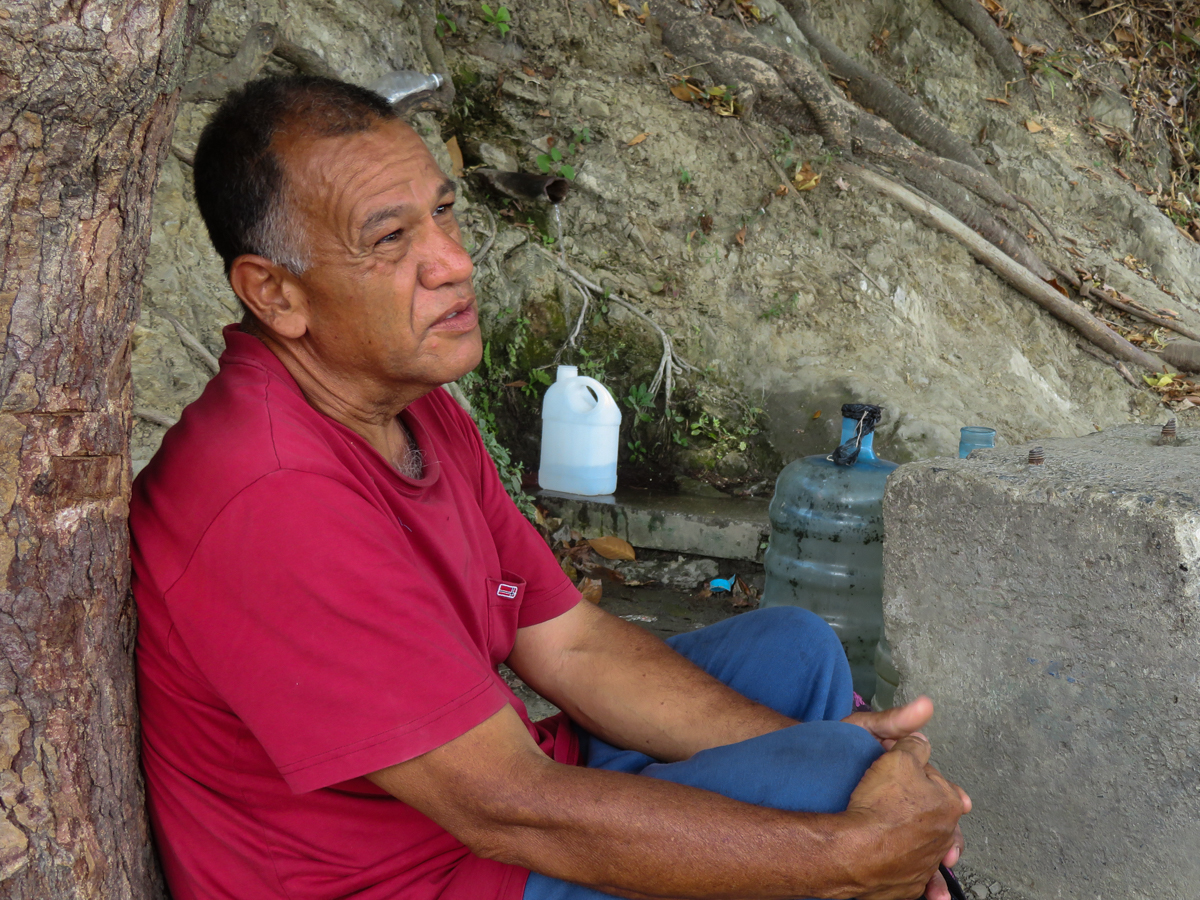 Luis (I’m not sure I got his name right, the recording is not clear :(), visibly tired, while trying to get potable water said that  “I’m here to fill my little bucket, this water is clean, it is com