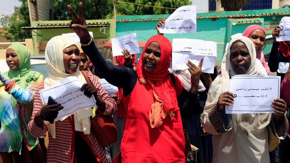 Members of Sudan''s alliance of opposition and protest groups chant slogans outside Sudan''s Central Bank