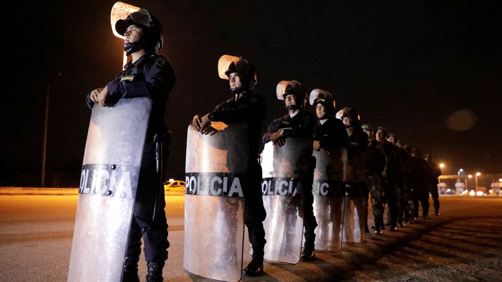 Peruvian police stand guard at the Peruvian border with Ecuado