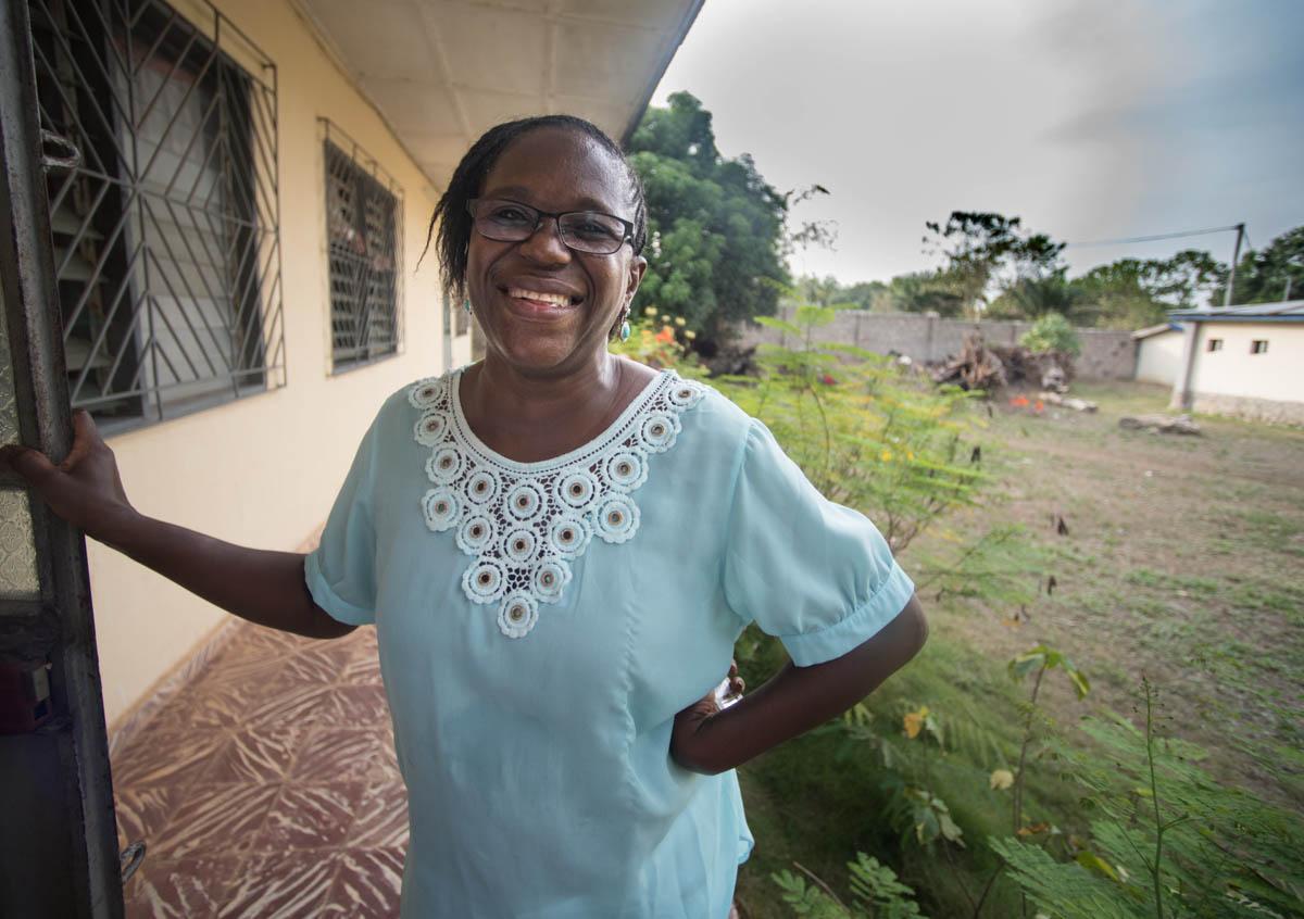 Rebecca Esliker, director and only employee at the institute for psychology at the university of Makeni in central Sierra Leone, critizises the healers. In her research she speaks of a “medical war th
