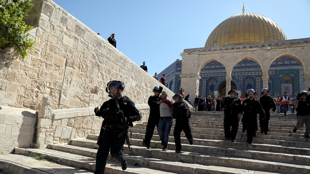 Israeli police clash with Palestinian worshippers in Jerusalem''s Old City