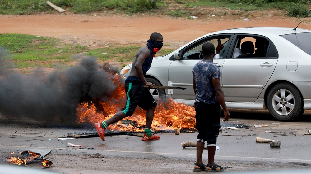 Protesters set fires in the road to try to set up barricades in Abuja, Nigeria September 4, 2019. REUTERS/Afolabi Sotunde