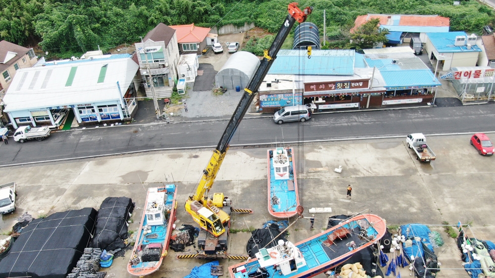 Preliminary storm warnings have been issued in South Korea as Typhoon Lingling approaches [EPA]