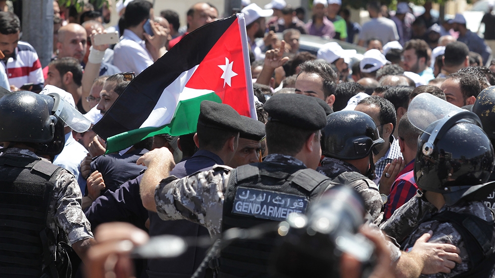 Jordanian teachers clash with security forces during a protest in the capital Amman on September 5, 2019. - Thousands of public school teachers marched in central Amman demanding higher wages, just fo
