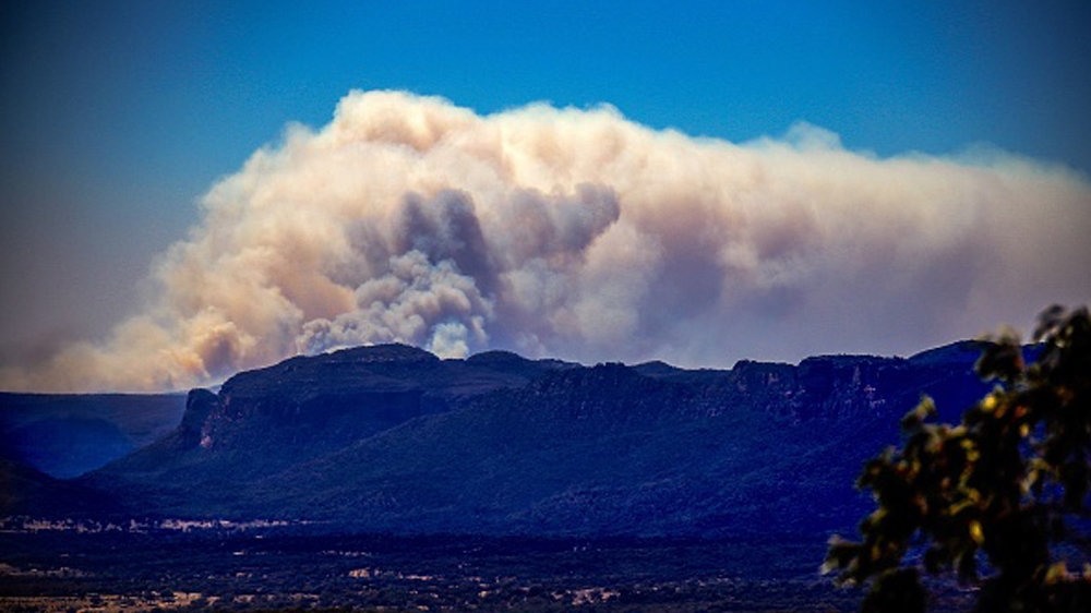 TOPSHOT-AUSTRALIA-WEATHER-FIRES TOPSHOT - Photo taken on November 7, 2019 shows a large bushfire burning 20,000 hectares in the Wollemi National Park near Lithgow, 100kms (62 miles) west of Sydney.