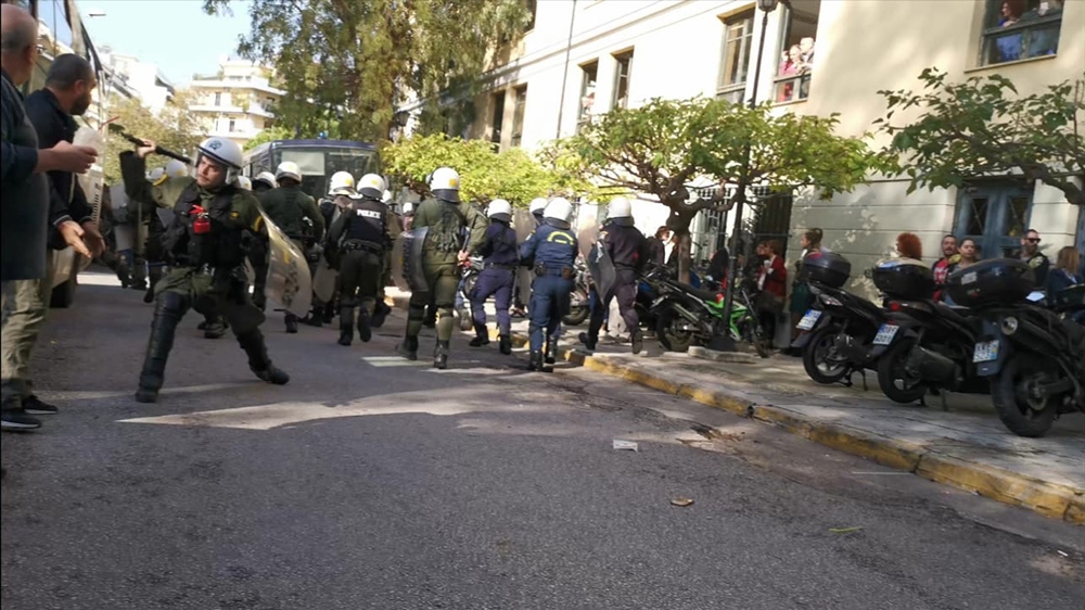 Riot police pictured outside the Evelpidon courts on November 19 [Courtesy: Manos Fragkoudakis]