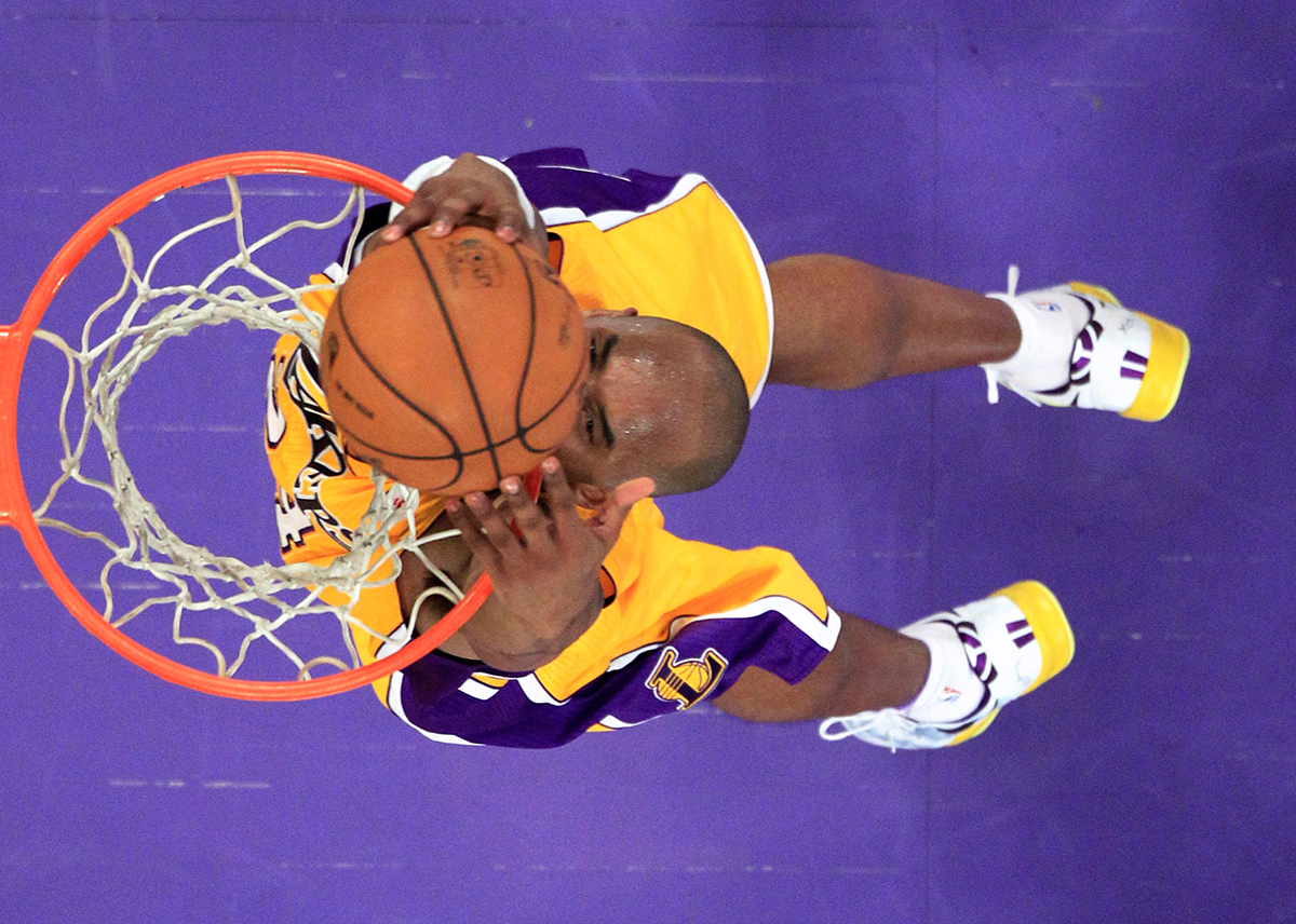 Los Angeles Lakers Kobe Bryant slam dunks against the Toronto Raptors during their NBA basketball game in Los Angeles, March 8, 2013. REUTERS/Lucy Nicholson/File Photo