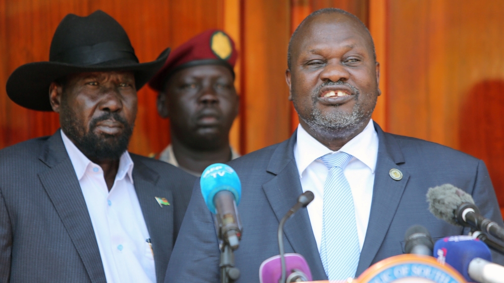 South Sudan''s ex-vice President and former rebel leader Riek Machar flanked by President Salva Kiir Mayardit address a news conference at the State House in Juba