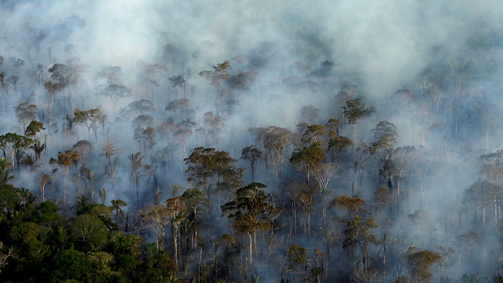 FILE PHOTO: Smoke billows during a fire in an area of the Amazon rainforest near Porto Velho, Rondonia State, Brazil, September 10, 2019. Picture taken September 10, 2019. REUTERS/Bruno Kelly/File Pho