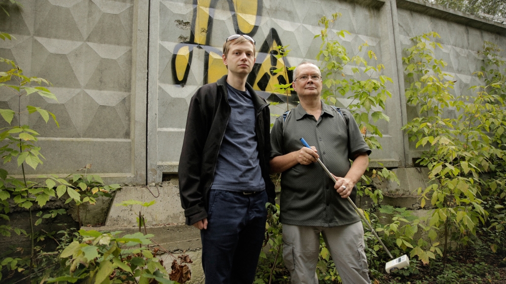 Activist Sergey Vlasov and scientist Andrey Ojarovsky, in the Moskorechye hill, in front of the Polymetals plant