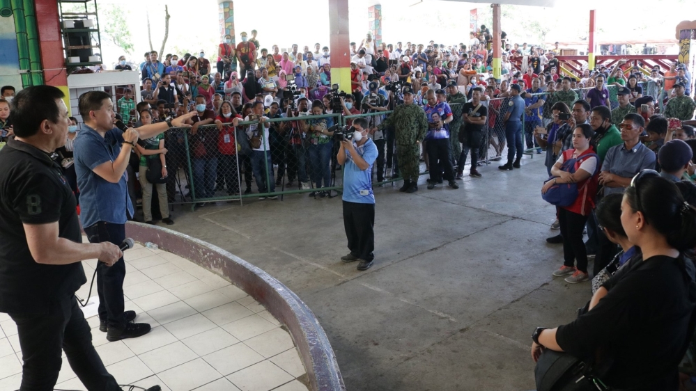 Philippine Senator Bong Go addresses a crowd at a relief distribution event in Mindanao two days after President Duterte issued an order to help contain the spread of the coronavirus, including the strict observance of social distancing [Philippine Information Agency]
