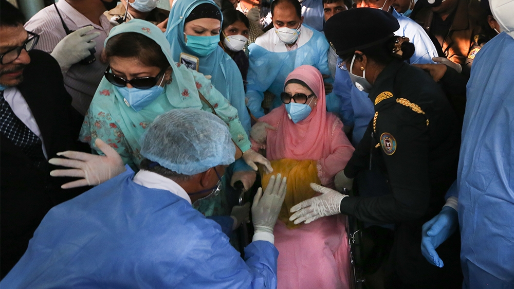 BNP Chairperson Khaleda Zia, assisted by her sister Selima Rahman, younger brother Shamim Eskander and his wife Kaniz Fatema, comes out of Bangabandhu Sheikh Mujib Medical University (BSMMU) on Wednes