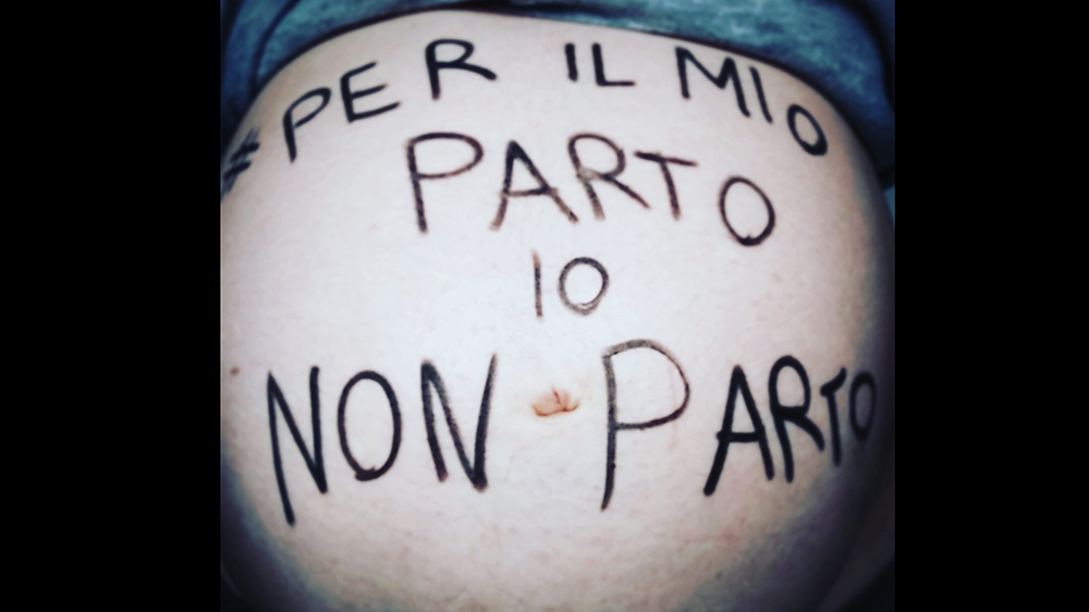 Annalucia Cardillo’s pregnant belly with the words Per Il Mio Parto, Io Non Parto (For My Labour, I’m Not Leaving) painted on [Courtesy: Annalucia Cardillo]