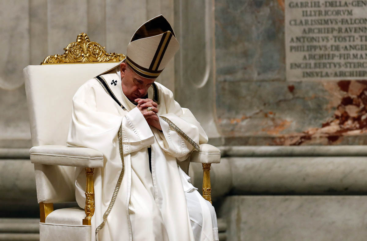 epa08357968 Pope Francis leads the Easter Vigil Mass in St. Peter''s Basilica, behind closed door due to the outbreak of the coronavirus disease (COVID-19) at the Vatican, 11 April 2020. EPA-EFE/REMO