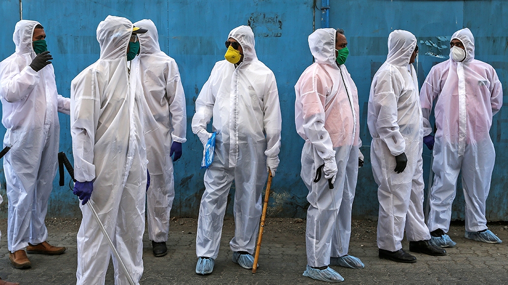 epaselect epa08369438 Indian police personnel in protective gear patrol in the streets of a hot spot area amid the nation-wide coronavirus lockdown in Mumbai, India, 17 April 2020. India''s Prime Minis