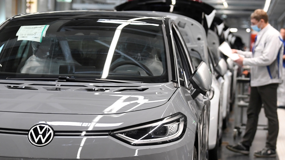 VW restarts production after lockdown
