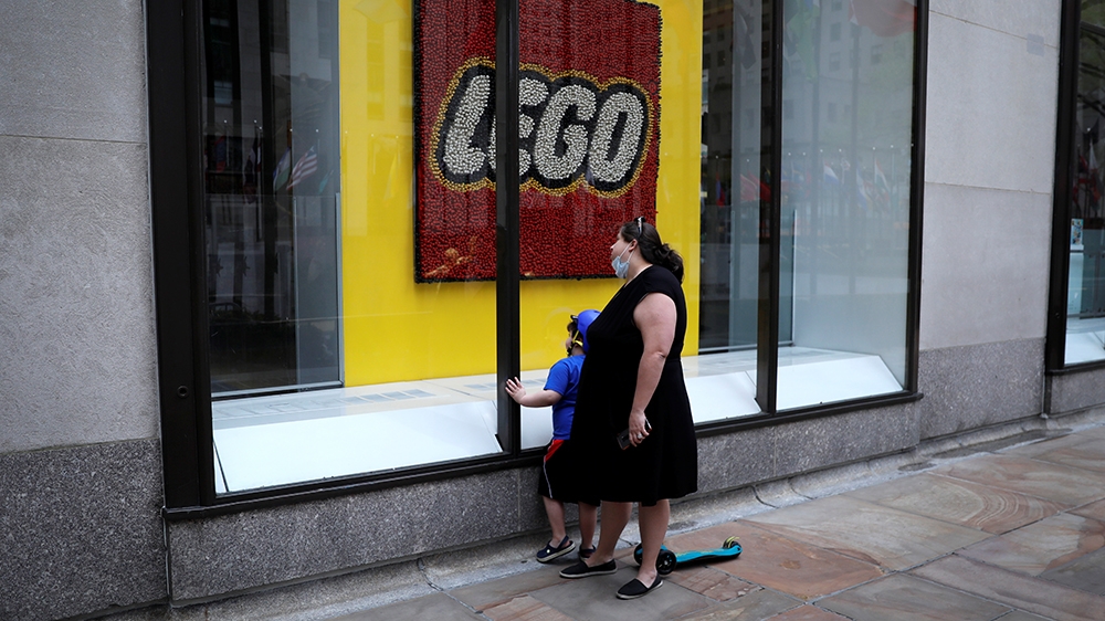 US retail sales plunge