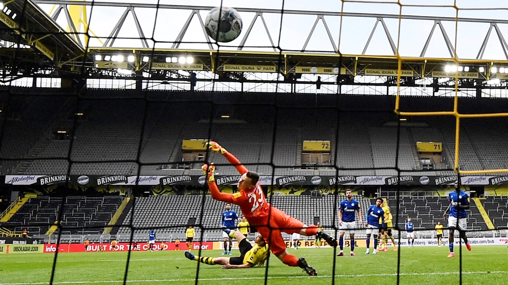 Bundesliga - Borussia Dortmund v Schalke 04