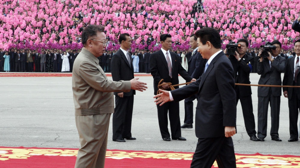 Roh Moo-hyun, right, and Kim Jong-il shake hands at a welcoming ceremony for Roh in Pyongyang