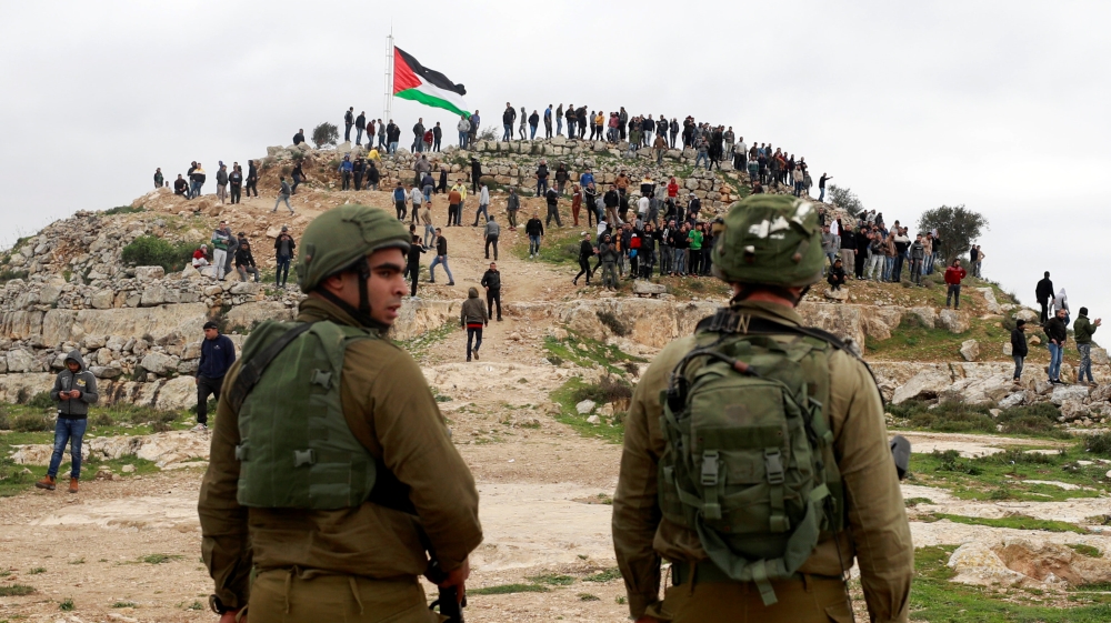 Israeli soldiers stand guard