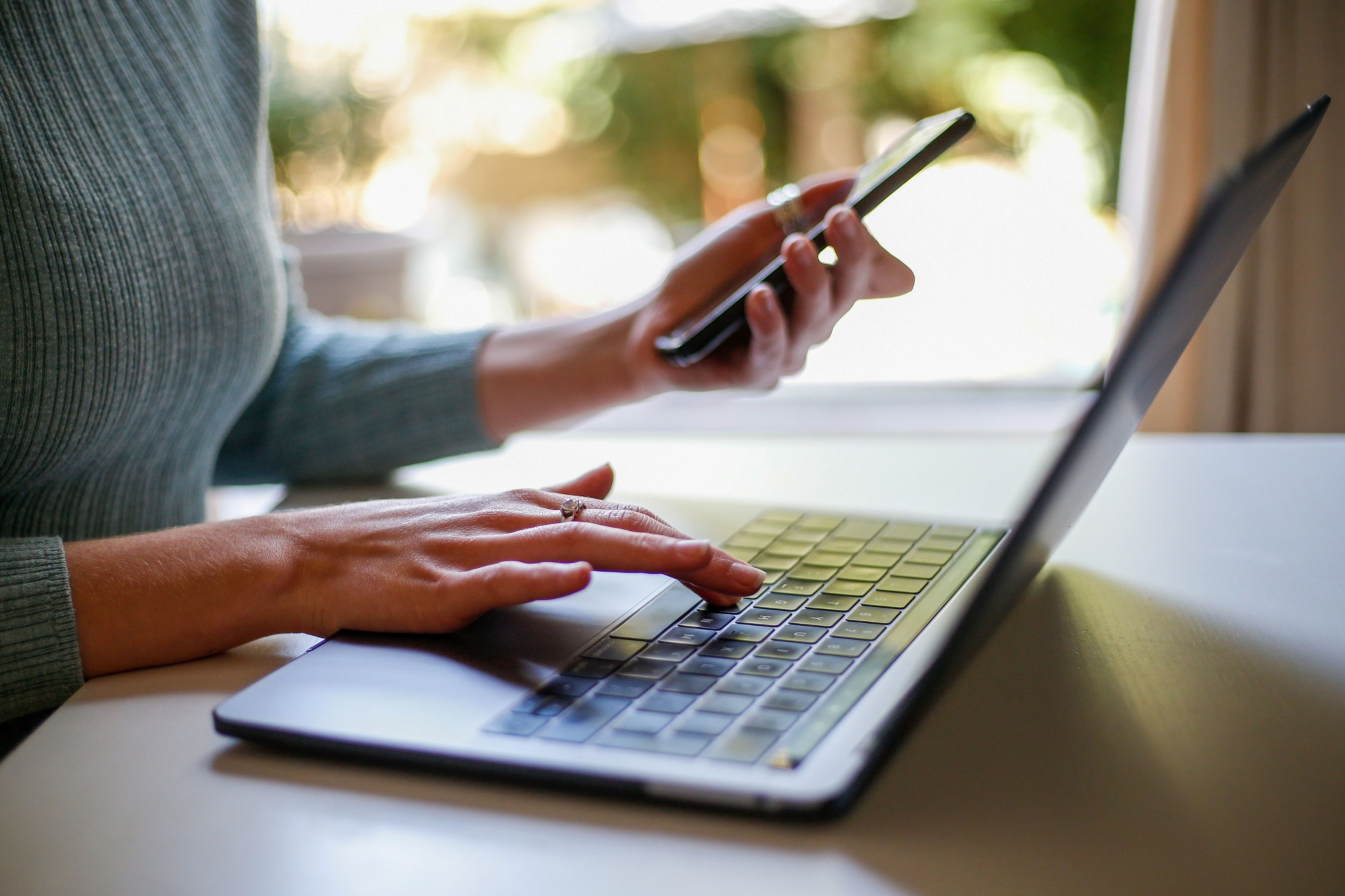 The remote work debate is playing out beyond the finance world as companies create back-to-office pathways that could very well leave some workers, such as those with elder and childcare responsibilities, out [File: Hollie Adams/Bloomberg]